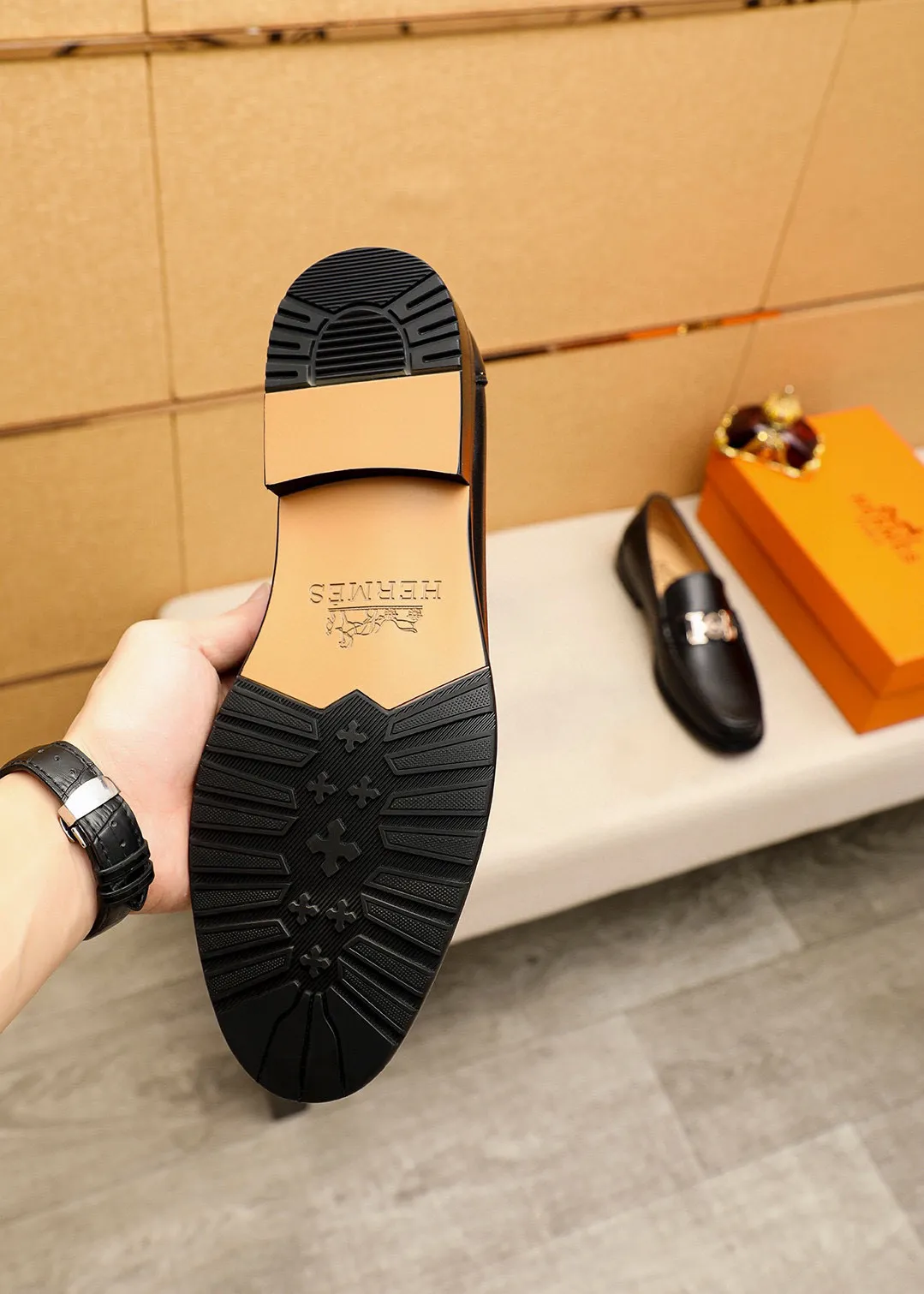 Men's shoes 💰442 💐 Product trademark: HERMES "Hermès" casual leather shoes Regular size: 38-44 (45🉑️customized) Product materials: Selected imported first-layer calfskin upper + luxury hardware buckle, imported water-dyed 🐂 cowhide lining. Strong three-dimensional visual effect, combined outsole Color: 1⃣️color optional